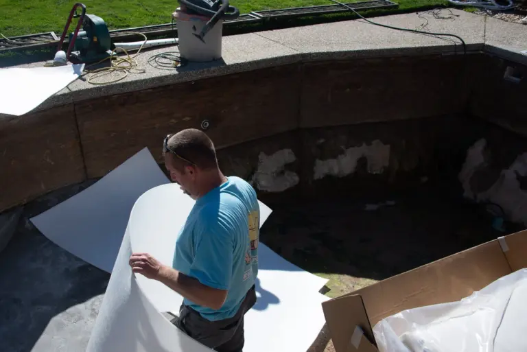 Fitting foam sheets to the walls of the pool